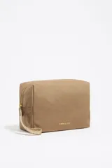 Neceser grande Bimba y Lola color beige, de nylon con estructura blanda y cierre de cremallera. Tiene un bolsillo interior, tirador de piel y logo metálico.