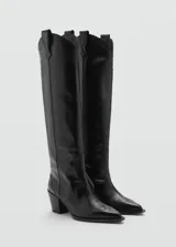 Bota alta de cuero negro con caña alta, punta fina y tacón cuadrado.