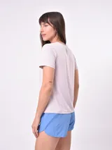 Remera blanca de mangas cortas y corte clásico.