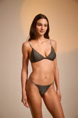 Conjunto de bikini estampado con corpiño triangular con tirantes finos y bombacha cavada con tiras finas.