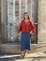 Sandalias de cuero con plataforma, color marrón con tira dorada sobre los dedos y tobillera marrón con hebilla.