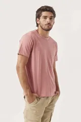 Remera gris de corte clásico con cuello redondo y mangas cortas.