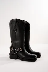 Botas texanas de cuero negro con un diseño de caña alta y tacón de 4,5 cm.