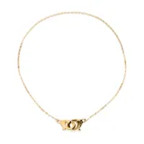 Collar dorado con cadena fina y dije de dos mosquetones entrelazados.