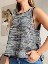 Musculosa de punto con diseño de rayas horizontales en tonos beige, marrón y blanco.