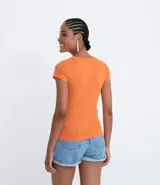 Remera básica celeste con escote en V, manga corta y bolsillo pequeño en el pecho.