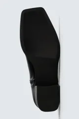 Bota de piel negra con cierre de cremallera lateral, horma cuadrada y tacón de 5 cm.