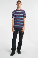 Pantalón de jean azul oscuro, corte recto, tiro alto y cinco bolsillos.