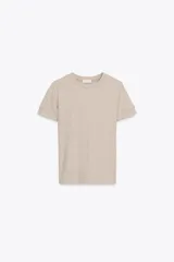 Remera color beige de corte recto, cuello redondo y mangas cortas con dobladillo.
