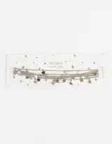 Gargantilla de múltiples cadenas plateadas con dijes de estrellas.