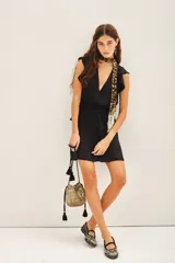 Vestido corto negro con escote profundo en V, mangas cortas con volados y cintura elastizada con volado.