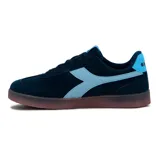 Championes casuales Diadora modelo Bamtelo, de corte bajo, color azul marino con detalles en celeste claro. Presentan un diseño de gamuza con el logo de la marca en el lateral y suela de goma color caramelo.