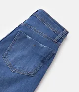 Bermuda ciclista de jeans con elastano, tiro alto y bolsillos.