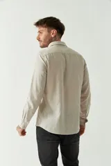 Camisa de manga larga color amarillo claro, confeccionada en lino y algodón, corte semi slim y logo bordado.