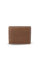 Billetera de cuero color marrón, con costuras blancas decorativas y las iniciales "LNS" grabadas en el frente. Cuenta con doble tarjetero interior y compartimento para billetes.