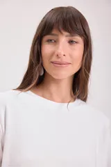 Remera blanca de corte recto y mangas cortas.