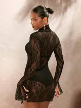 Vestido corto de encaje negro con cuello tortuga y mangas largas.