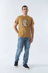 Jean slim cropped de hombre, color negro, con bolsillos y cremallera.