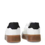 Zapatillas deportivas blancas con cordones, detalle de animal print en el talón y suela gruesa color caramelo.