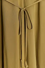 Vestido midi color ocre de Zara Woman Collection, confeccionado en hilatura con mezcla de algodón. Presenta escote pico, tirantes finos y tejido con volumen.