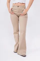 Pantalón acampanado color beige, de tiro alto y corte ajustado en la cadera.