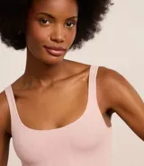 Soutien top color rosa claro, de poliamida con acabado seamless, escote redondo y breteles anchos fijos.