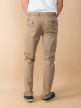 Pantalón chino color beige de corte recto.