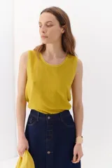 Musculosa de lino azul marino, de corte recto y breteles anchos.