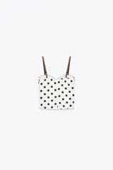 Top blanco con estampado de lunares marrones, corte corsetero, escote corazón y tirantes finos ajustables.