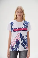 Remera blanca de algodón con estampado floral en azul y labios en rosa. Tiene el logo LAMODE en relieve.
