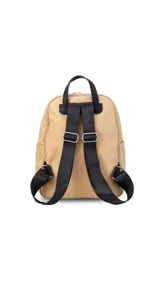 Mochila negra de nylon con cierre principal y dos bolsillos frontales con cierre.