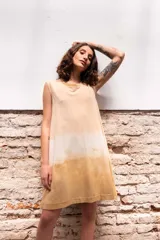 Vestido corto color beige con efecto tie-dye, de corte recto y sin mangas.
