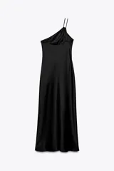 Vestido midi negro de satén, con escote asimétrico y tirante fino.