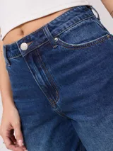 Pantalón de jean azul de pierna ancha.