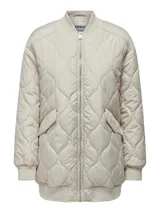 Campera puffer color beige con diseño acolchado en forma de rombos. Tiene cuello redondo, cierre frontal con cremallera, bolsillos laterales con solapa y puños elásticos.