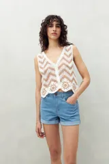 Short de denim celeste con dobladillo fijo y bolsillos delanteros y traseros.