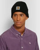 Gorro de lana tejido en punto acanalado, color negro jaspeado, con borde doblado y parche cuadrado con logo de Carhartt bordado en el frente.