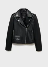 Chaqueta de cuero ovino negra, estilo biker, con cuello con solapa, cierre frontal asimétrico con cremallera, mangas largas con cremallera en los puños, dos bolsillos laterales con cremallera y forro interior de poliéster.