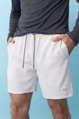 Short de baño color rosa claro con finas rayas verticales blancas, bolsillos laterales y cordón ajustable en la cintura.