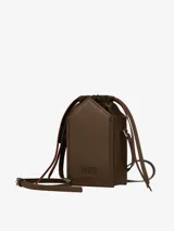 Bolso de hombro rígido en piel de becerro mate, con compartimiento con cordones y bolsillo interior.