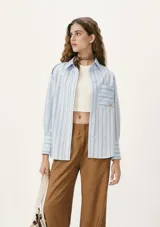 Top corto negro de manga corta, con cuello redondo y tejido acanalado.