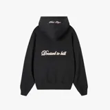 Campera negra con cierre frontal, capucha y logo bordado en el pecho.