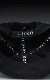 Gorra de béisbol negra lisa con visera curva y botón superior.