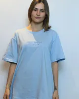 Remera celeste claro de algodón con cuello redondo y mangas cortas. Estampado frontal con la frase "Salt Water Therapy".