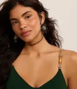 Top de bikini verde oscuro, estilo remera, confeccionado en microfibra texturizada. Cuenta con breteles elásticos ajustables adornados con bambú natural y copas removibles.