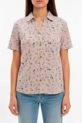 Camisa estampada de jersey con cuello camisero, manga corta y cierre frontal con botones.