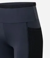 Bermuda deportiva de poliamida color borgoña, con cintura alta texturizada y bolsillos laterales.