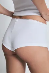 Pijama blanco de algodón morley, compuesto por un top strapless con detalle de rosa roja en el escote y un short con elástico en la cintura, ribete de puntilla y detalle de rosa roja en el centro.