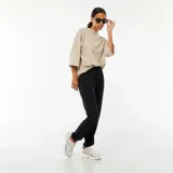 Pantalón de jogging negro con cintura elástica y cordón ajustable.