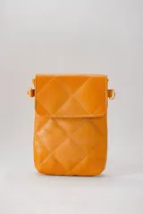 Cartera mini color rojo, capitoneada, porta celular y documentos, con correa regulable.